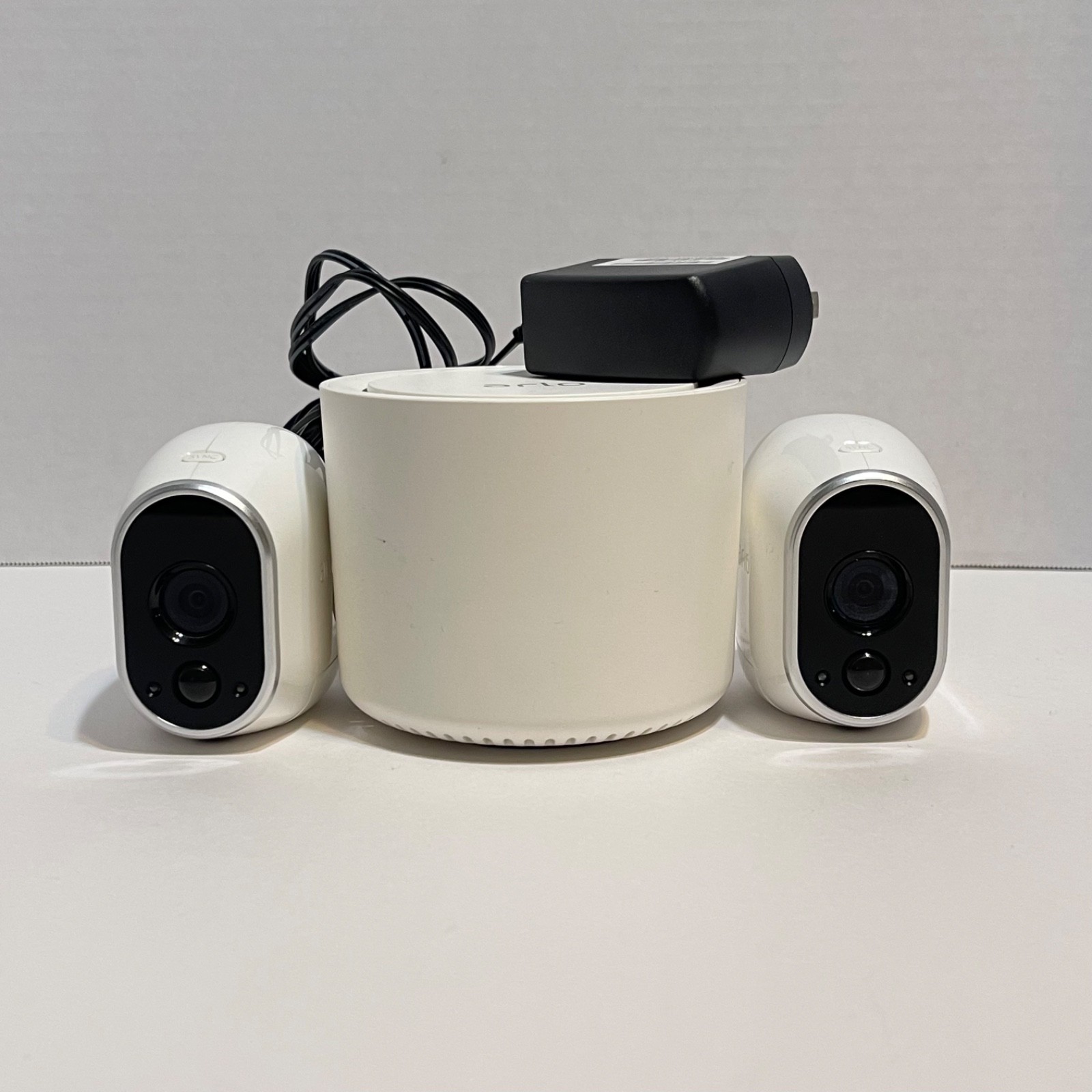 Arlo VMB3500 Base Station + 2 Wireless Cameras | No Batteries | Untested