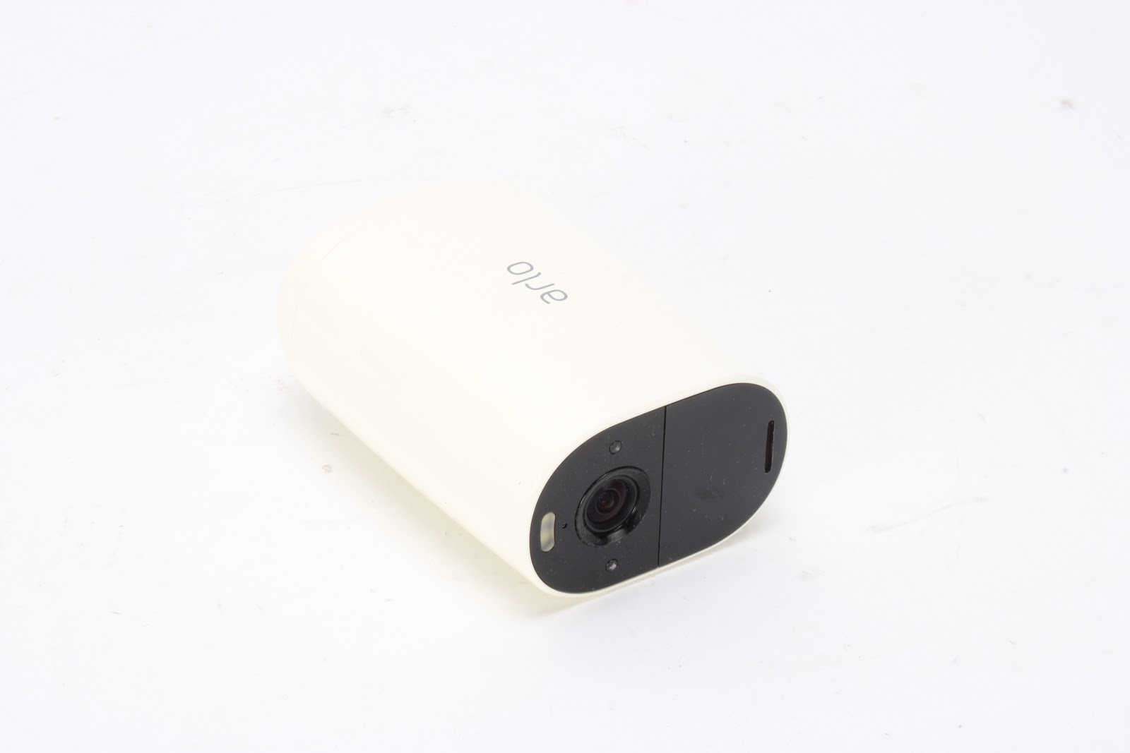 Arlo VMC2032-100NAS Essentials XL Spotlight Camera White W/ Mount and USB Cable
