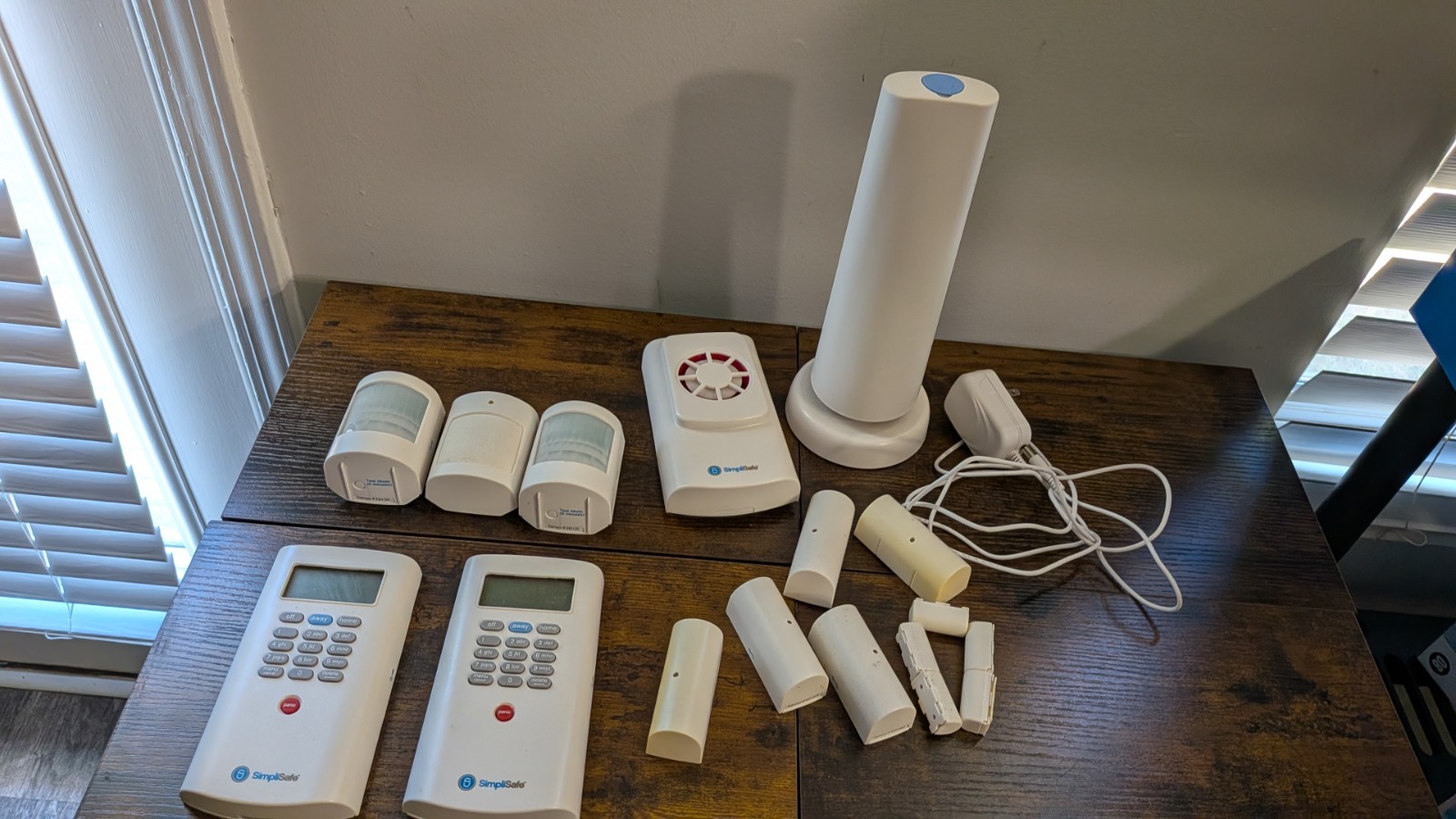 SimpliSafe Security System – HUGE Set w/ Extras, Original.