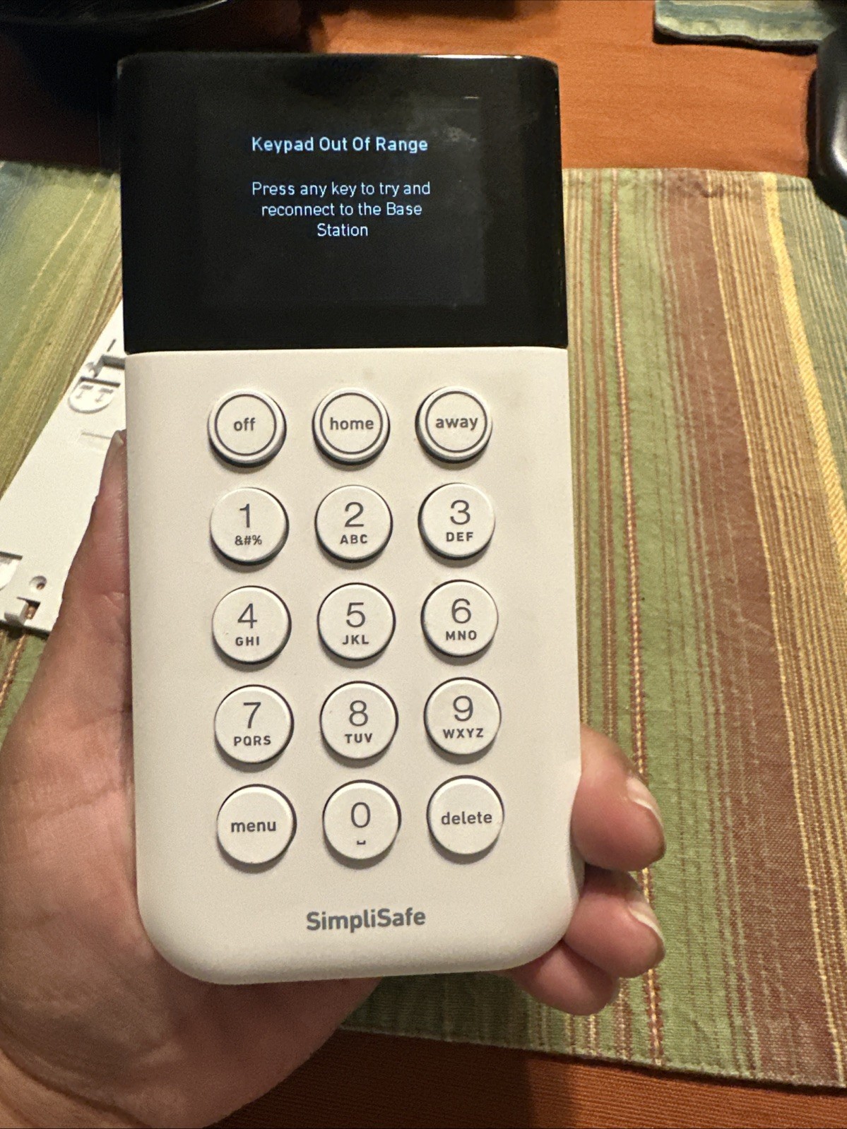 SimpliSafe Home Security System Keypad Remote White Model SSKP3 w/ wall bracket