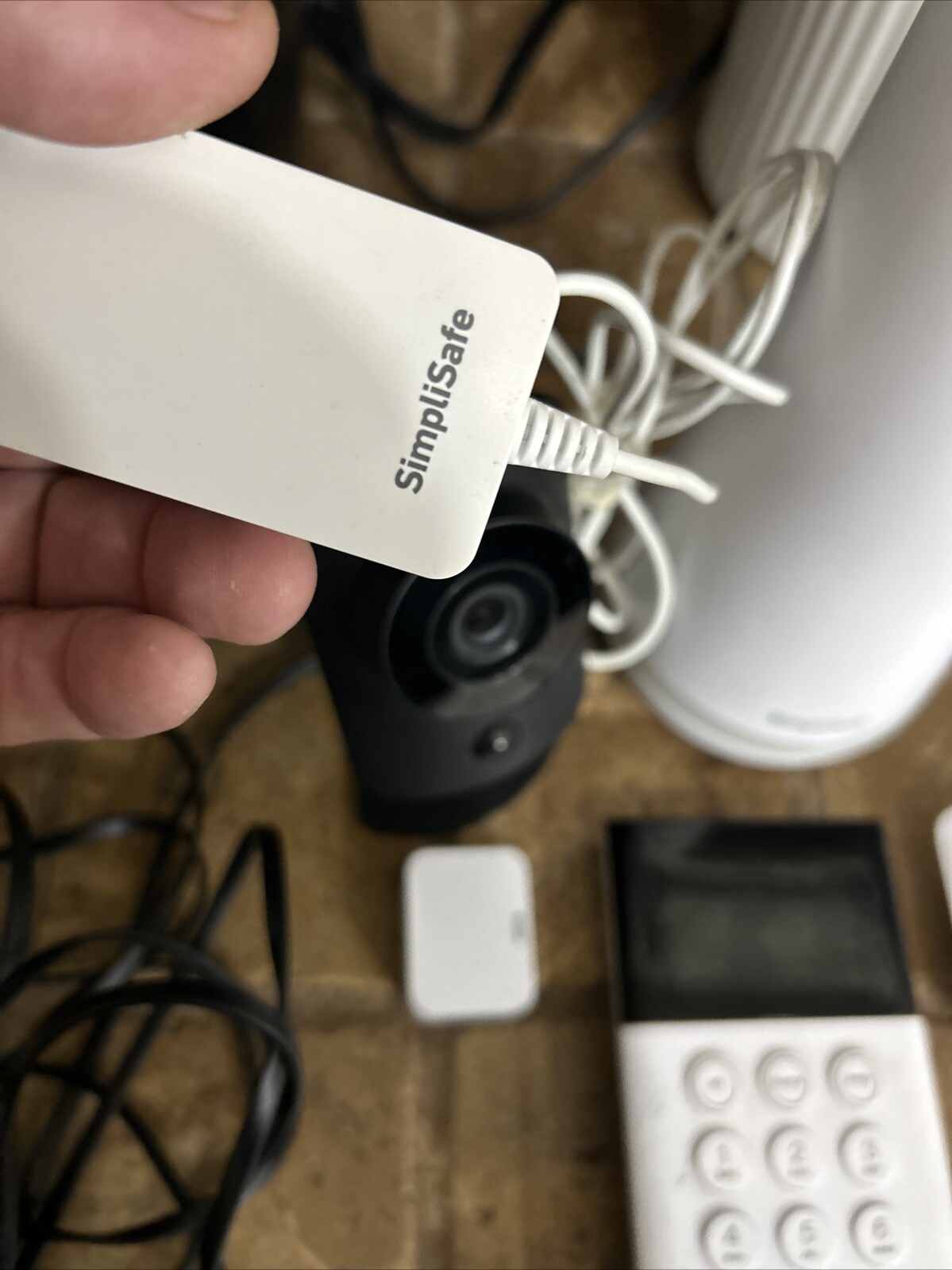 SimpliSafe Home Security System with HD Camera – White (5 Pieces) Preowned