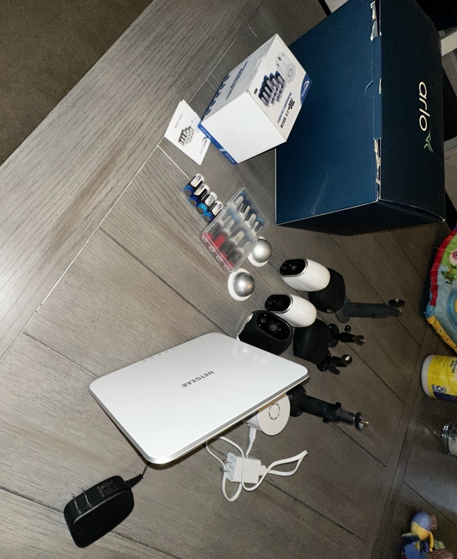 Netgear Arlo Security System Camera Bundle + 16 Rechargeable Batteries/ Charger