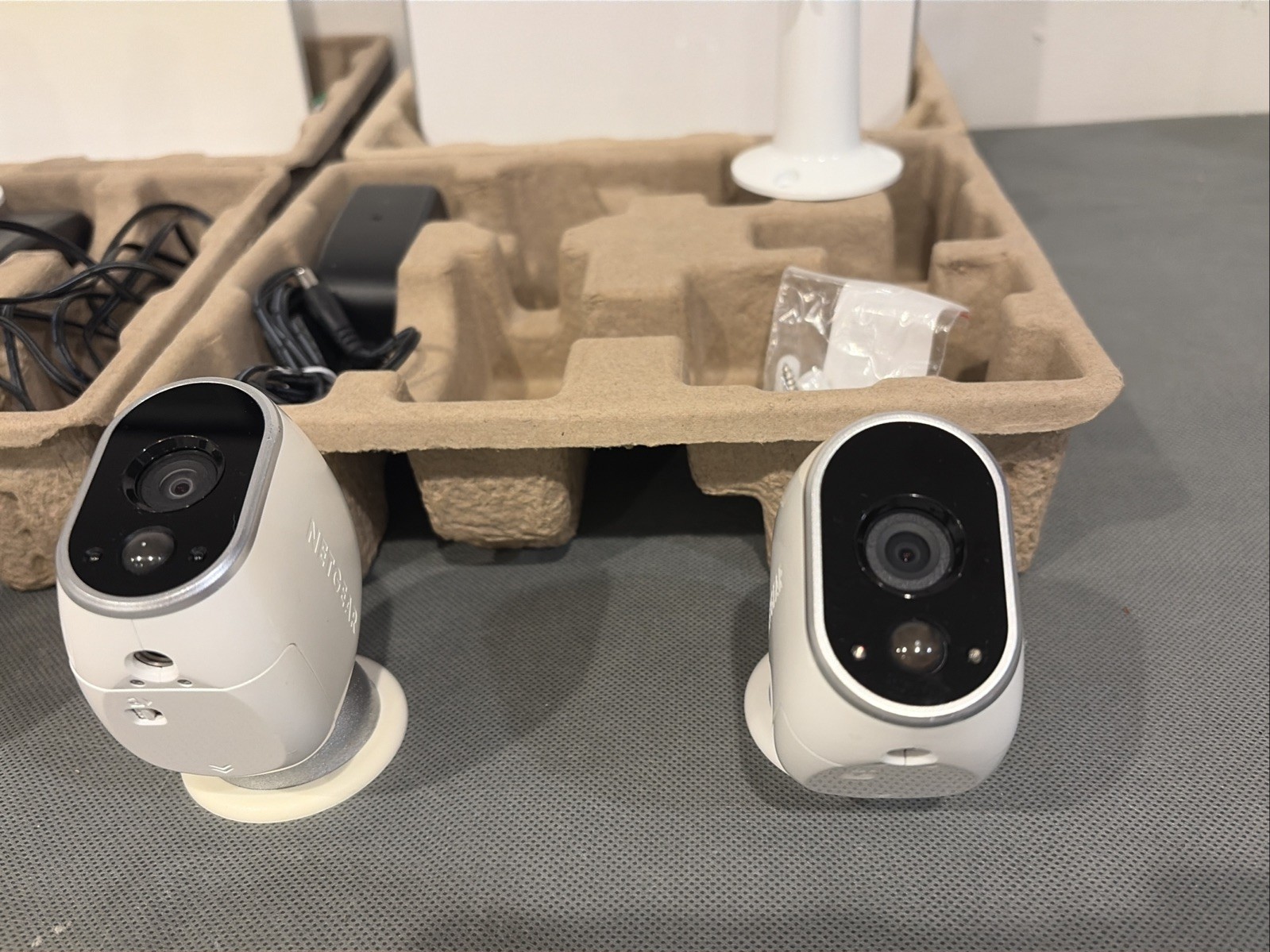 Arlo Netgear 2 Hub Cloud With Charger VMB3000 & VMC3030 4 Cameras