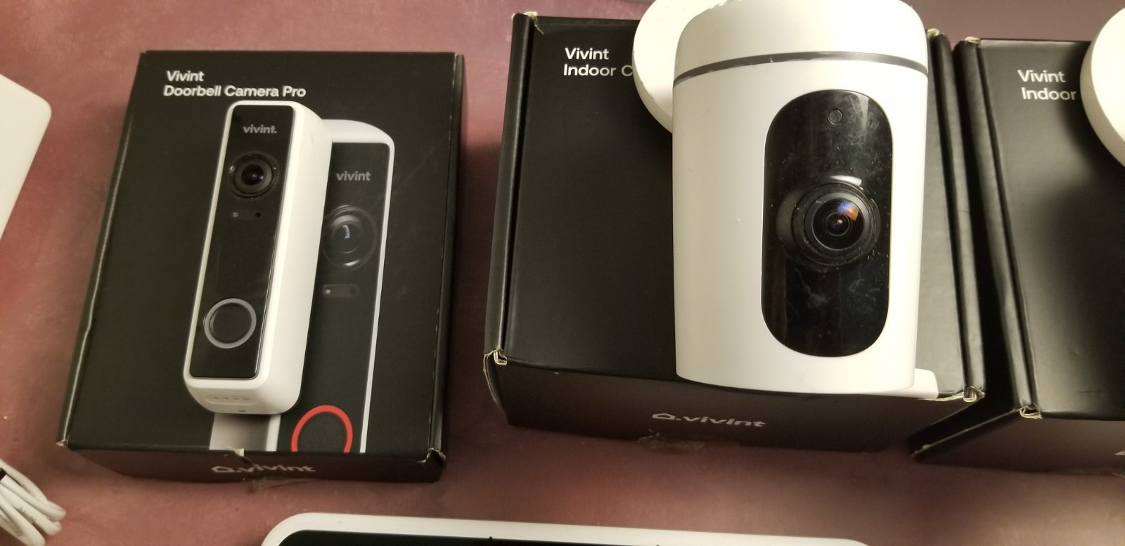 Vivint Smart Hub VS-SH2000-C00 Doorbell Pro 2 VCAM-1 Cameras Bundle