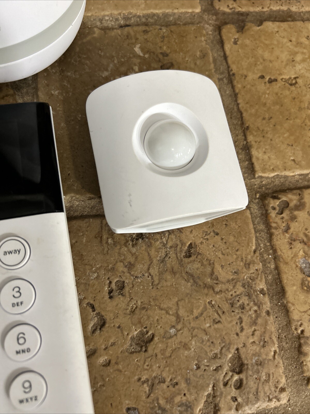 SimpliSafe Home Security System with HD Camera – White (5 Pieces) Preowned