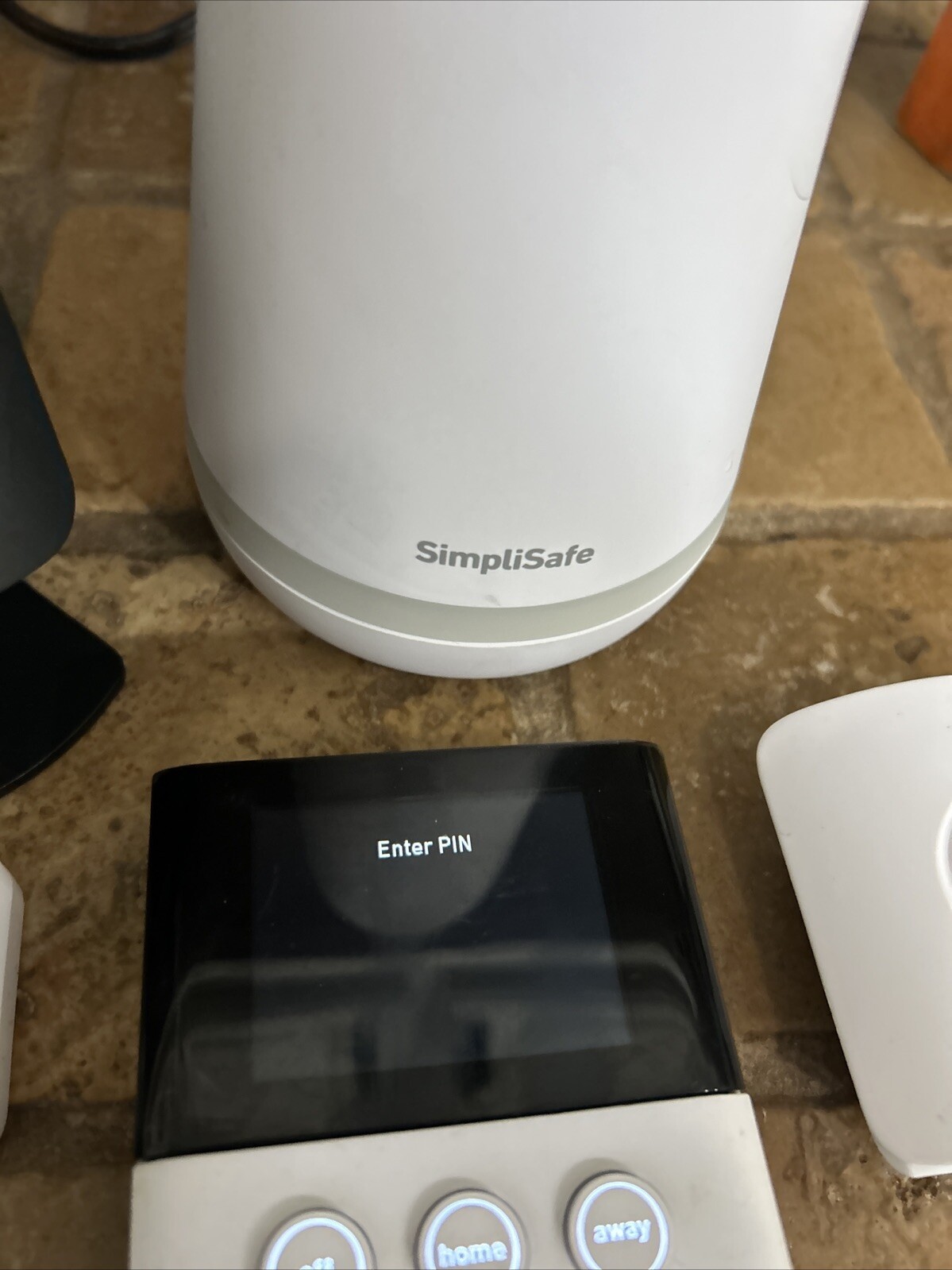 SimpliSafe Home Security System with HD Camera – White (5 Pieces) Preowned