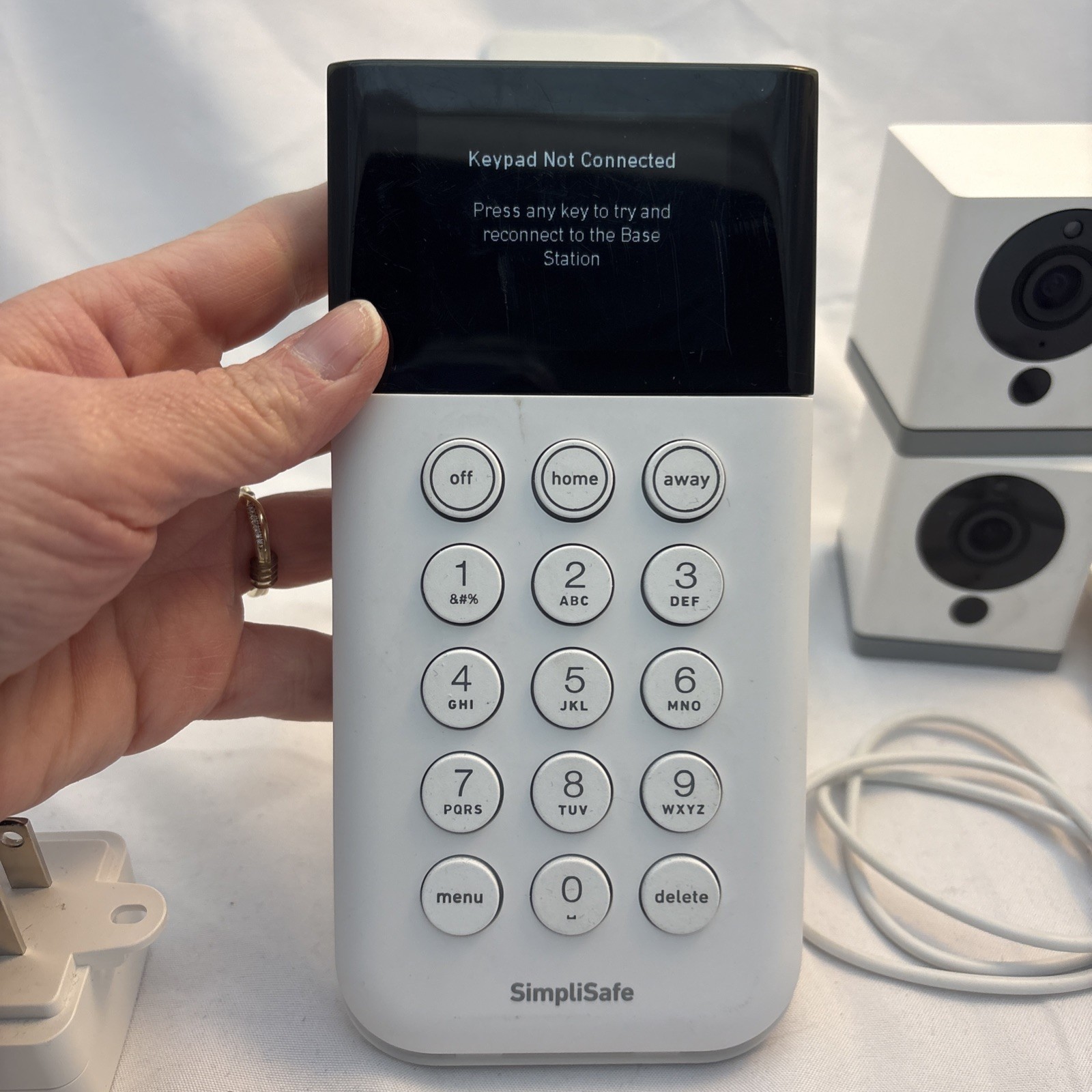 SimpliSafe HSK103 Home Security Kit with Cameras And Keypad – White (4 Pieces)