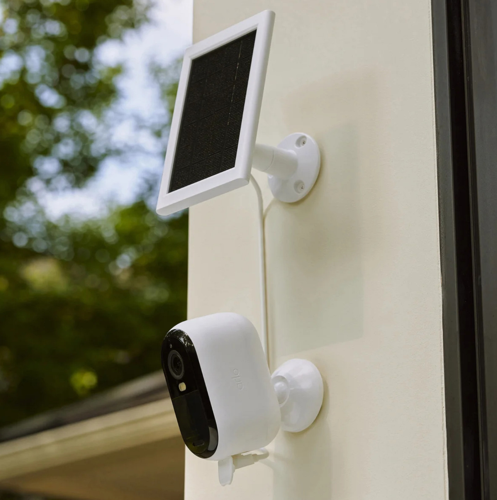 Arlo Essential Outdoor 2K Camera (2nd Gen.) 3-pack with 3 Solar Panels – NEW