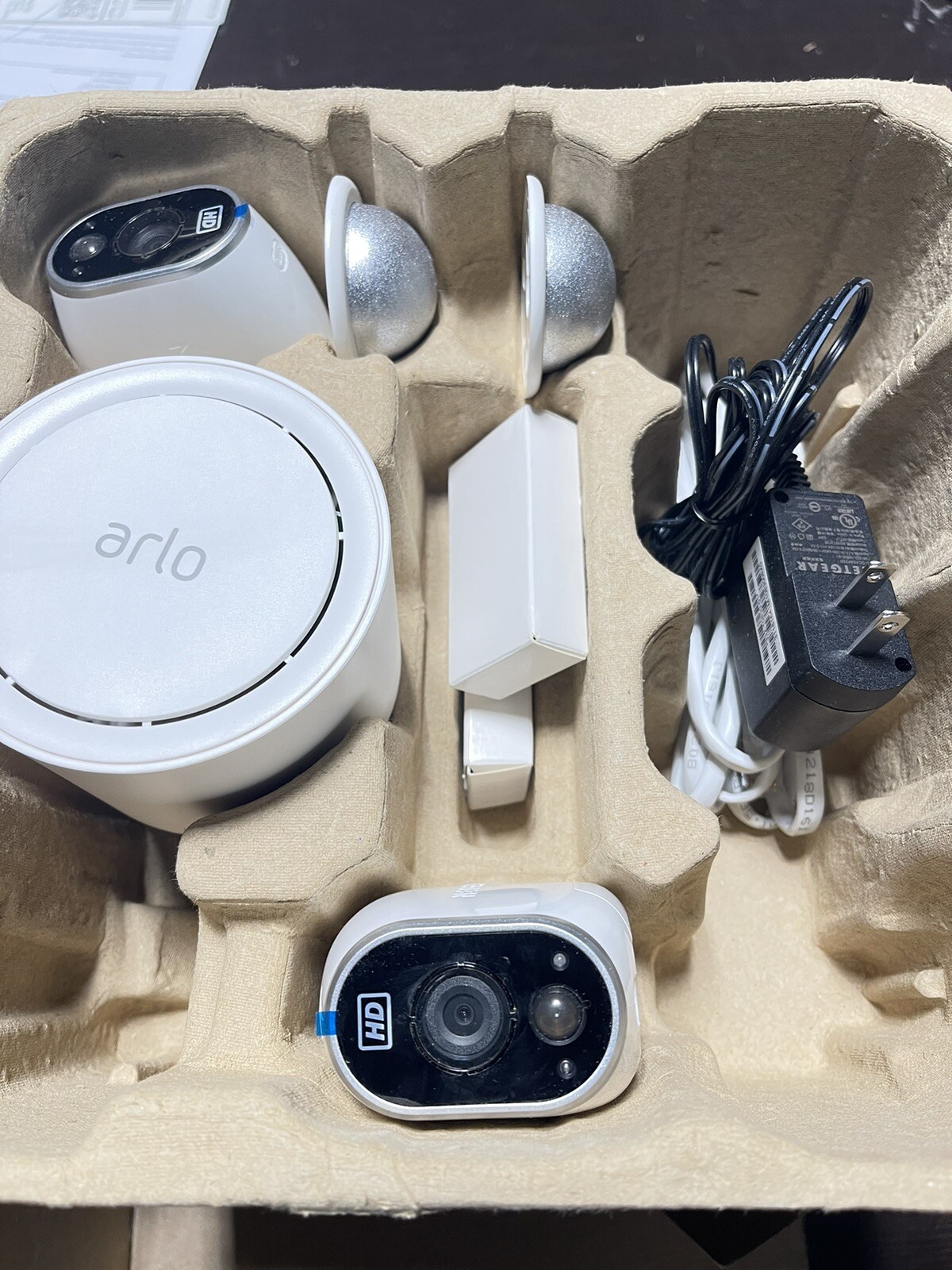 Arlo wireless home security system – 2 Cameras & Hub *USED