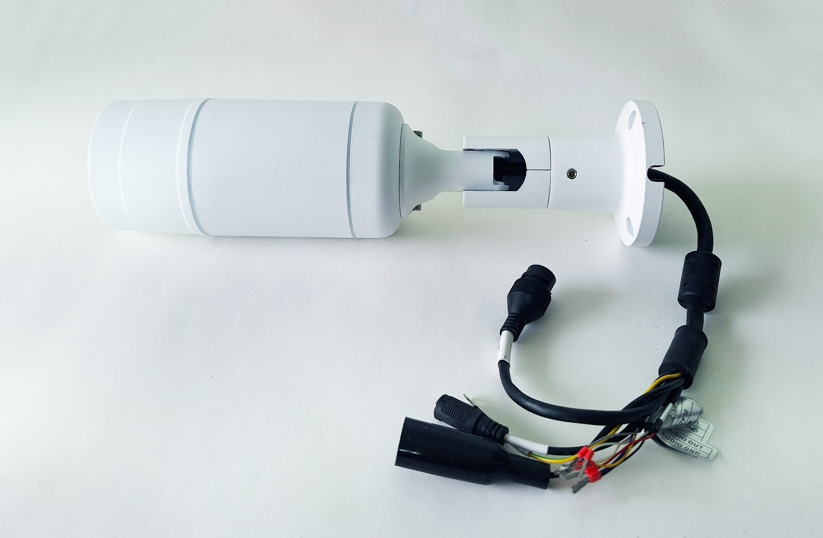 VICON V944B-W312MIR OUTDOOR FIXED NETWORK BULLET CAMERA; 4 MP; H.264/H.265;