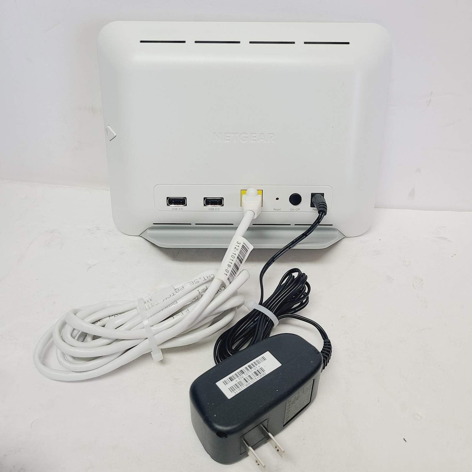 NETGEAR Arlo HUB VMB3000, 2 Arlo Q Cameras Vmc3040