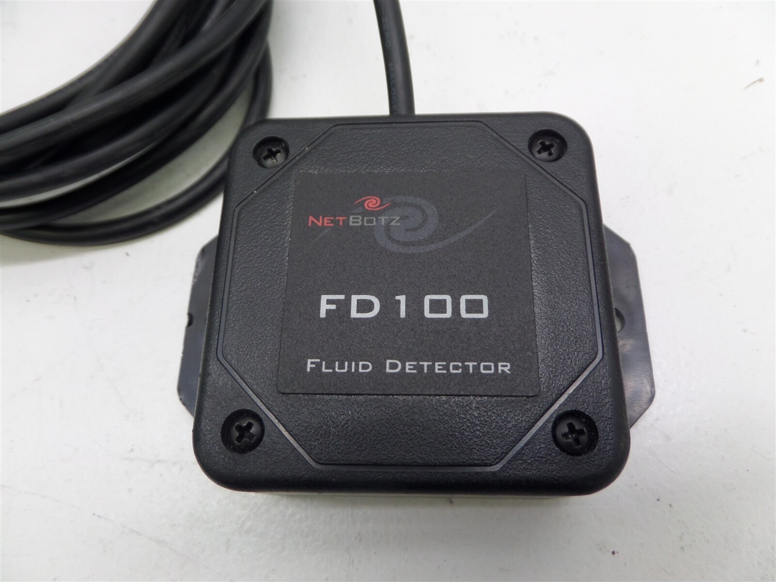 APC NetBotz 500 Monitoring Unit w/ 120 Camera + Sensor + FD100 Fluid Detector