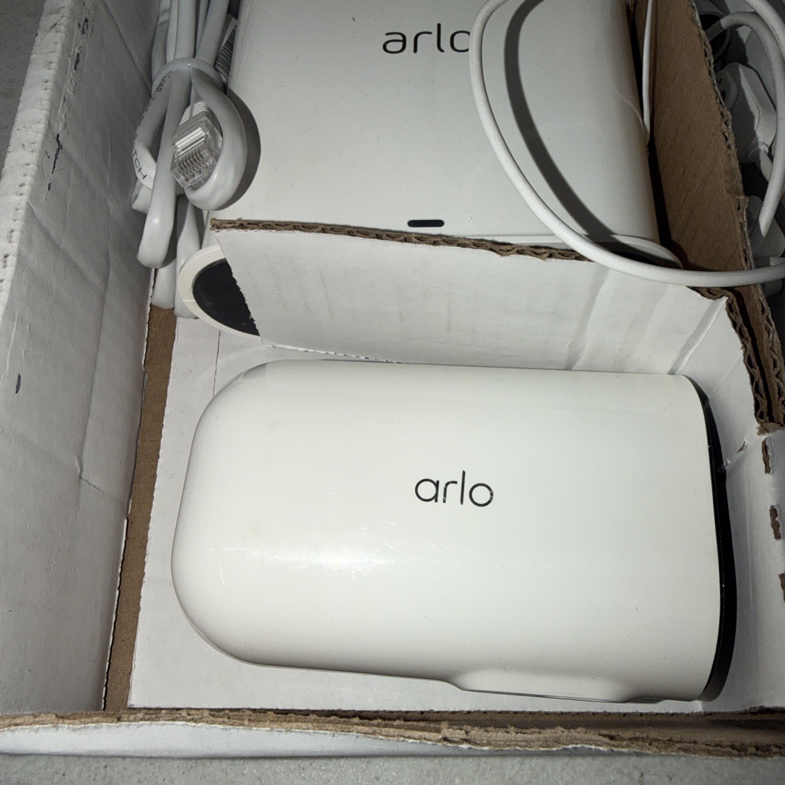 Arlo VMS4452P-100NAR Pro 4 XL Batt 4 Pack + Hub