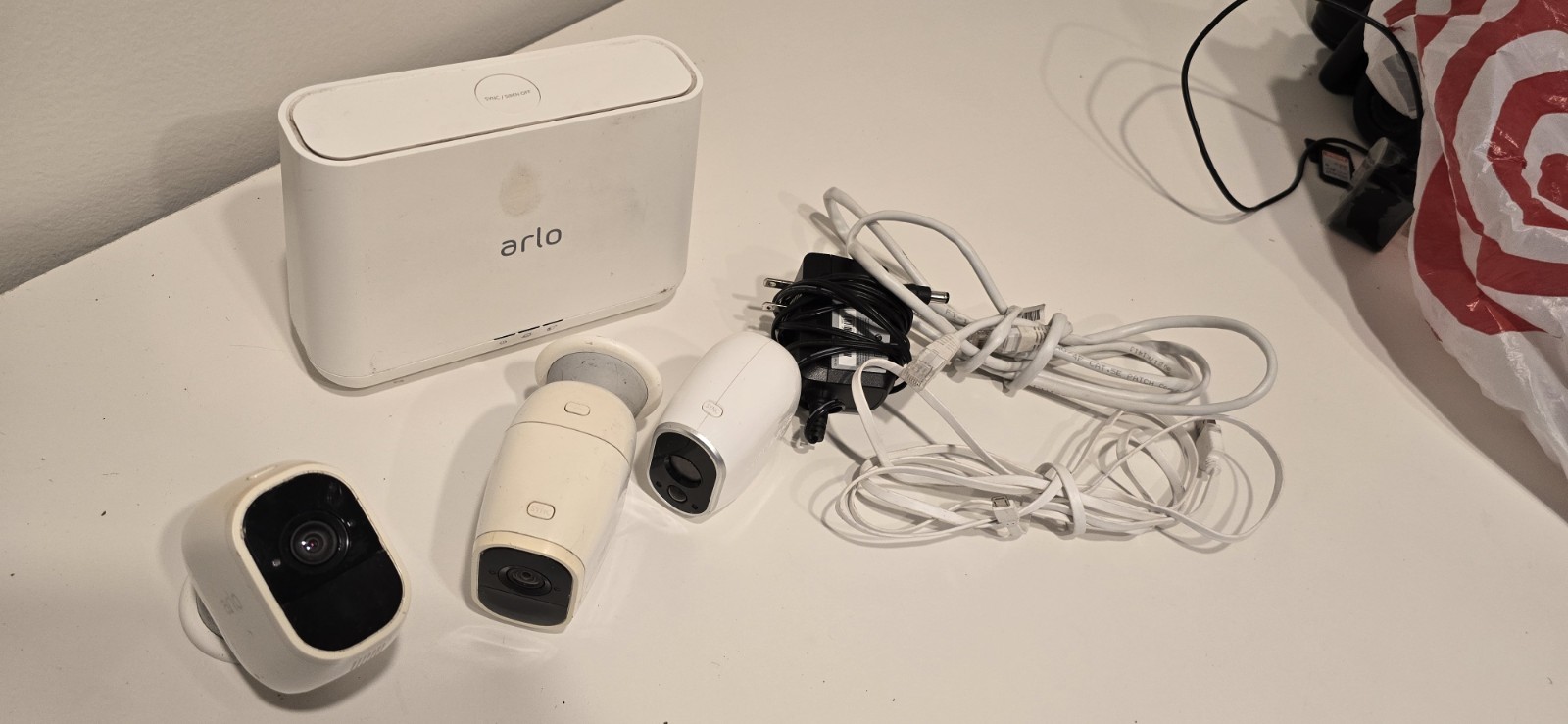 Arlo Pro 2 VMC4030P (2 Cameras) + Netgear Arlo VMC3030 + VMB4000 Base Station