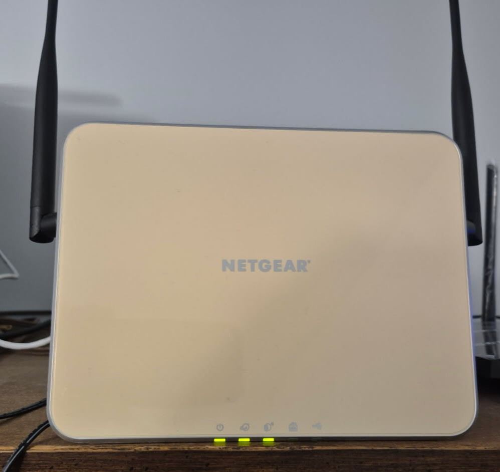 Arlo Netgear Base Station VMB3000 + 3 Wireless Cameras VMC3030 w/mounts