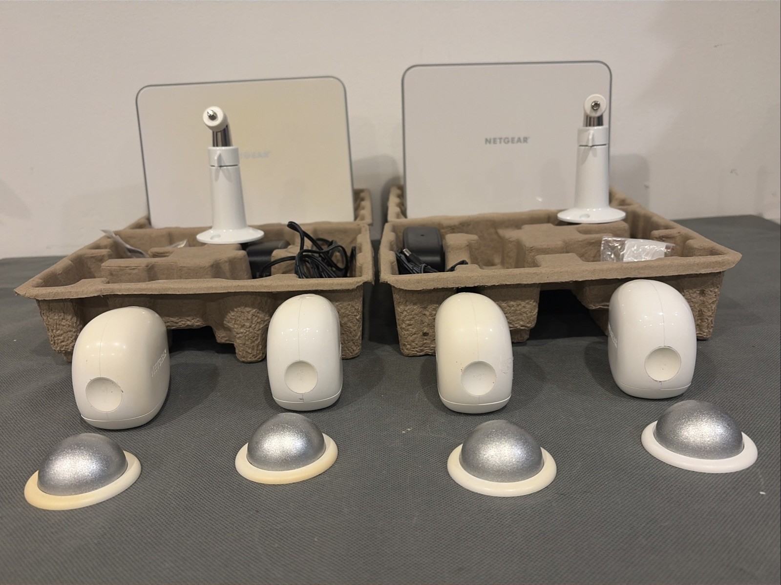 Arlo Netgear 2 Hub Cloud With Charger VMB3000 & VMC3030 4 Cameras