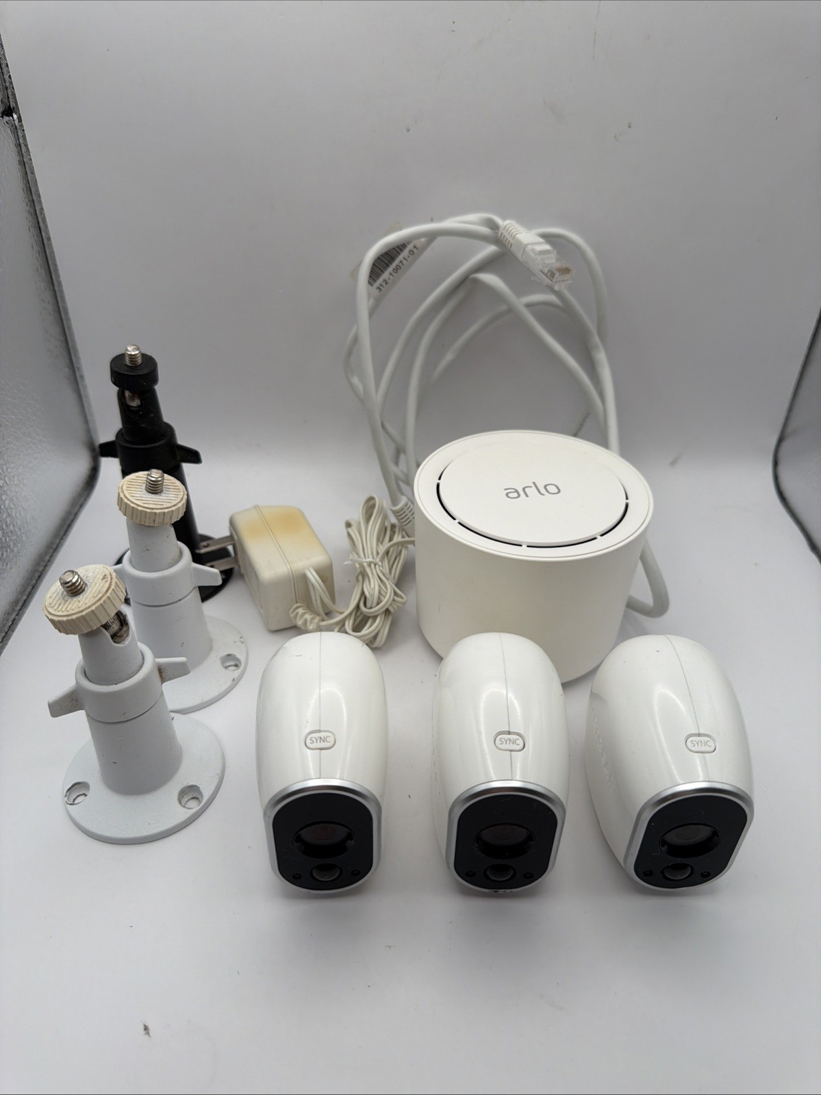 Arlo/Netgear VMB3500 Hub/Base Station & 3x VMC3030 Wireless HD Cameras W/Mounts