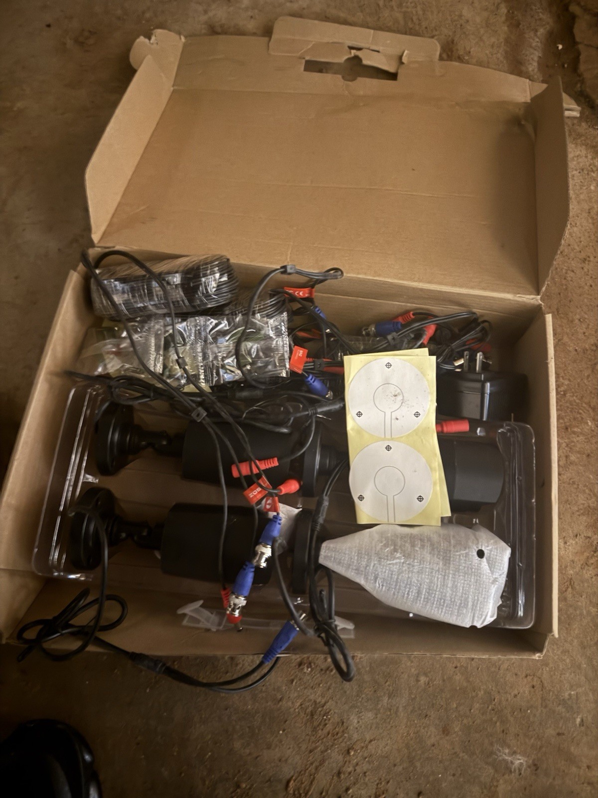 ZOSI 1AR-08VN00-US DVR Complete System w/ 4 Wired BNC HD Cameras