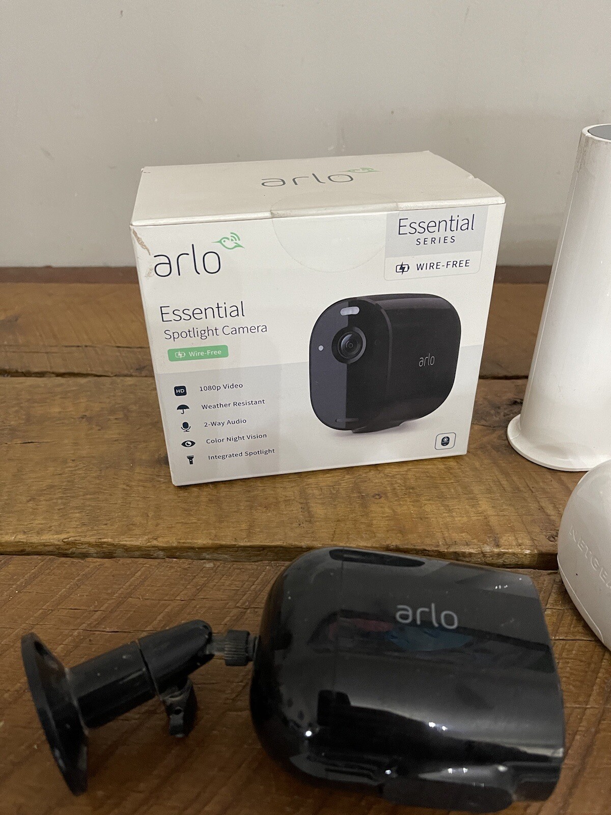 Arlo Essential Spotlight Indoor/Outdoor Wire-Free 1080p Camera HUB Vmb4540 LOT