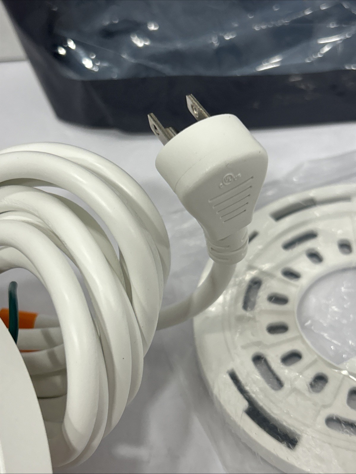 Ring Plug-In Mount for Floodlight Cams – White US Open Box NEW