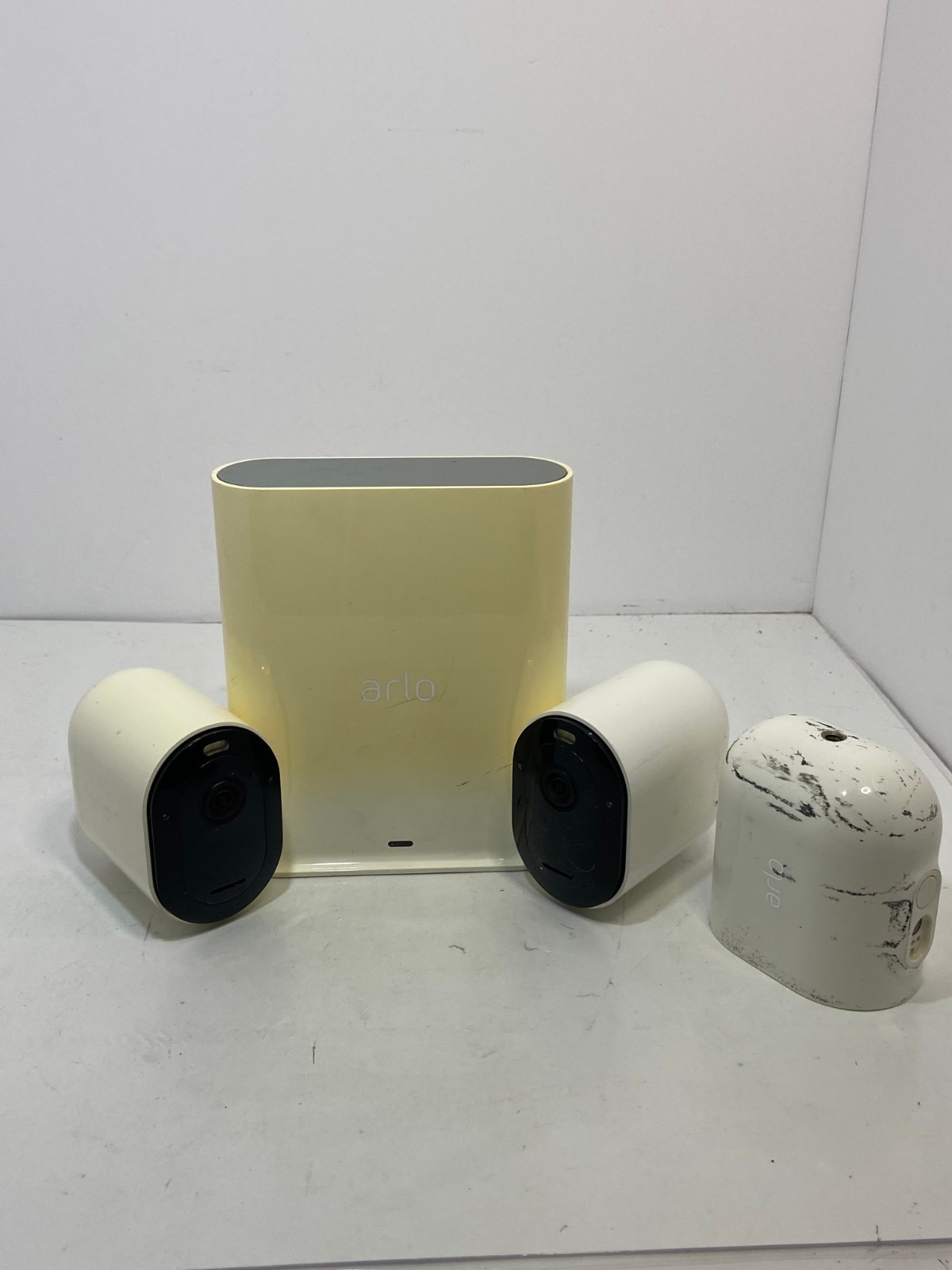 ? Netgear Arlo Ultra VMB4540 Smart Hub Base Station + 2 Cameras works EUC S3