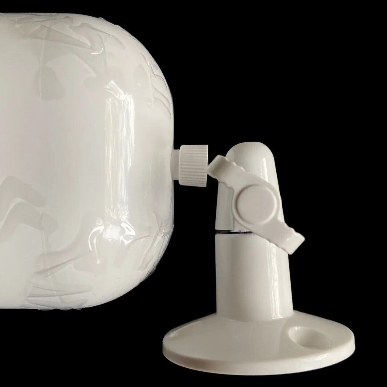 Arlo Pro 4 Security Camera VMC4050P-100NAS with Solar Panel VMA5600-20000S White