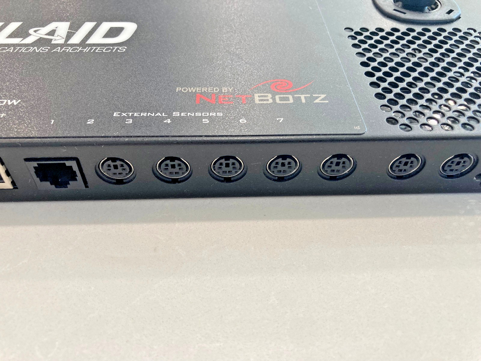 NetBotz WallBotz 400C Security + Environment Monitoring Appliance Telaid-branded