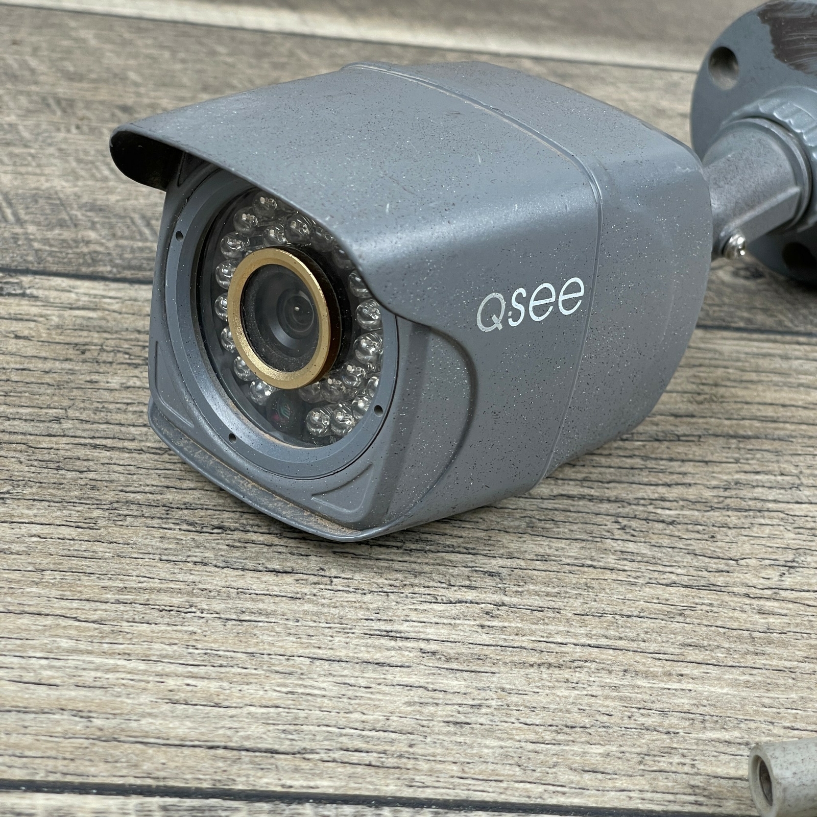 Q-SEE QD6508B-4H Gray Outdoor Security Camera Please See Pictures & Description