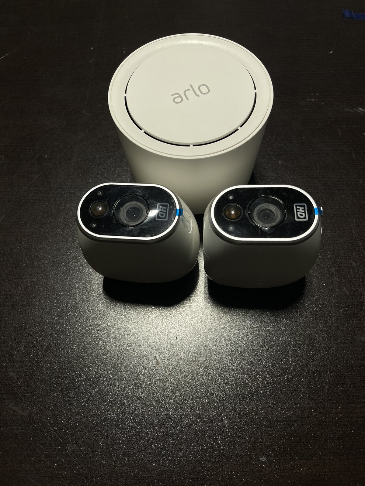 Arlo wireless home security system – 2 Cameras & Hub *USED