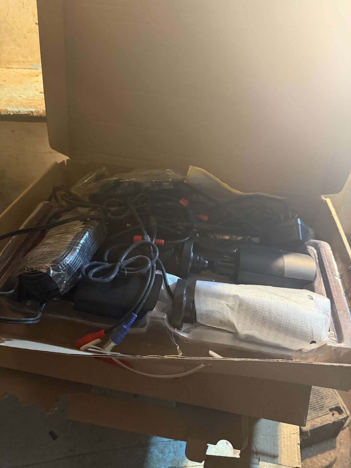ZOSI 1AR-08VN00-US DVR Complete System w/ 4 Wired BNC HD Cameras