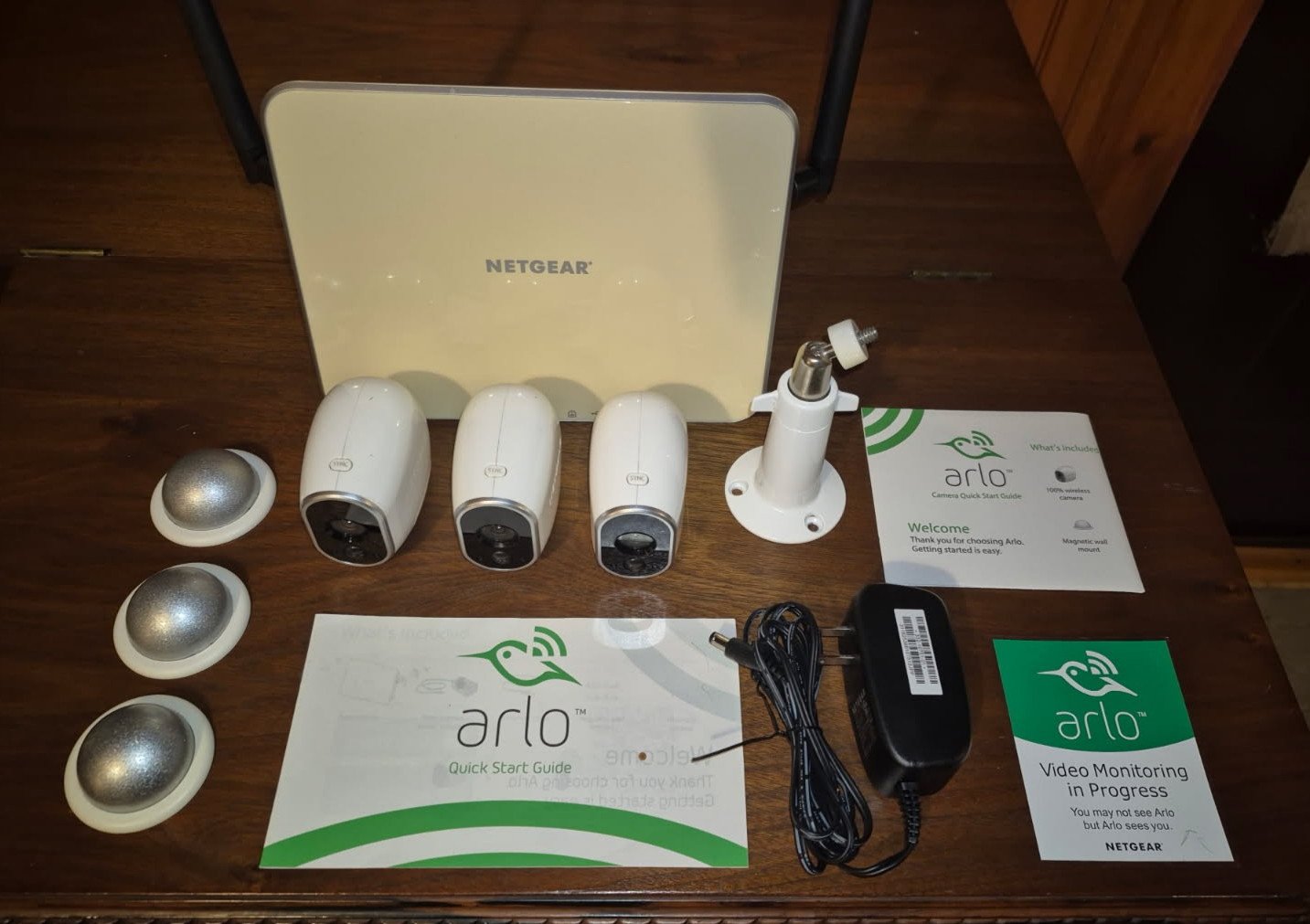 Arlo Netgear Base Station VMB3000 + 3 Wireless Cameras VMC3030 w/mounts