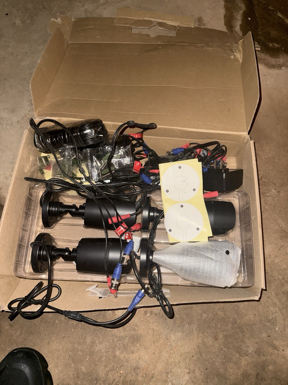 ZOSI 1AR-08VN00-US DVR Complete System w/ 4 Wired BNC HD Cameras