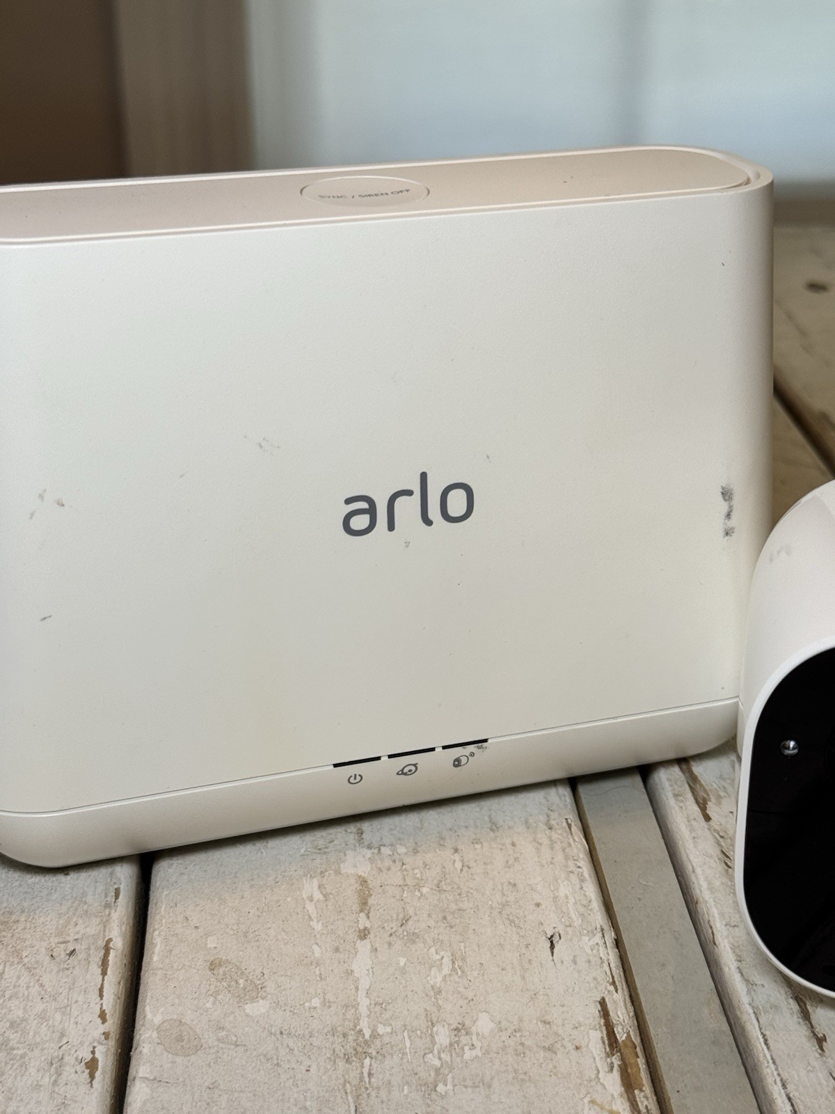 ARLO MODEL VMB4000 BASE STATION, ESSENTIAL SPOTLIGHT CAMERA, DUAL CHARGER, CORDS