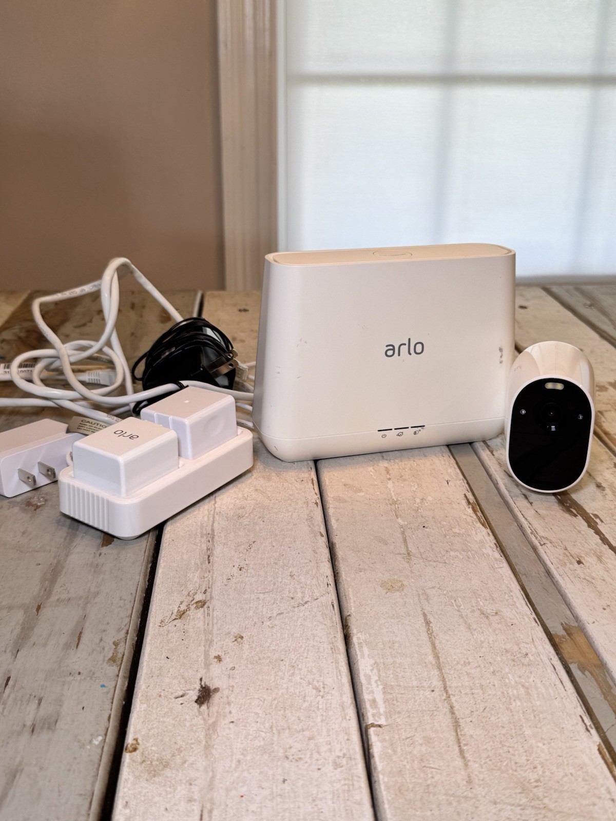 ARLO MODEL VMB4000 BASE STATION, ESSENTIAL SPOTLIGHT CAMERA, DUAL CHARGER, CORDS