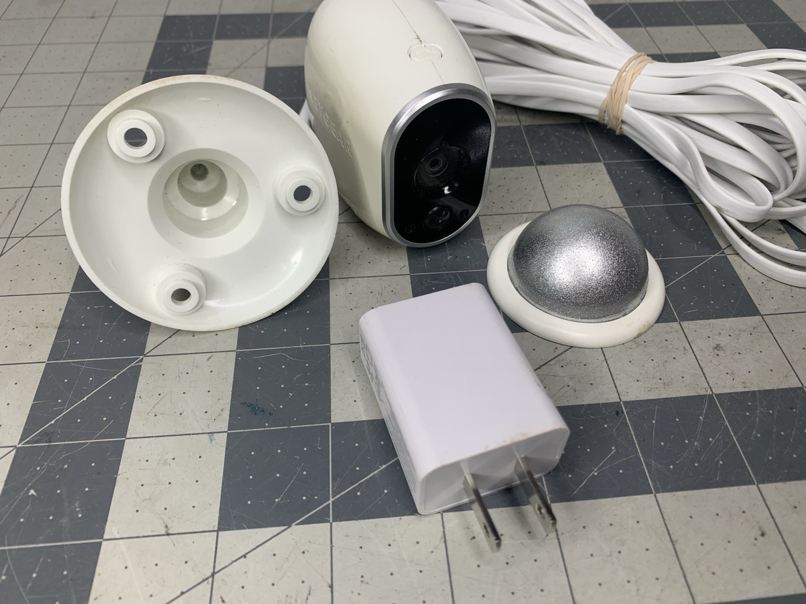 Arlo Camera Single Wireless Indoor/Outdoor Camera VMC3030 w mount And Long Cable
