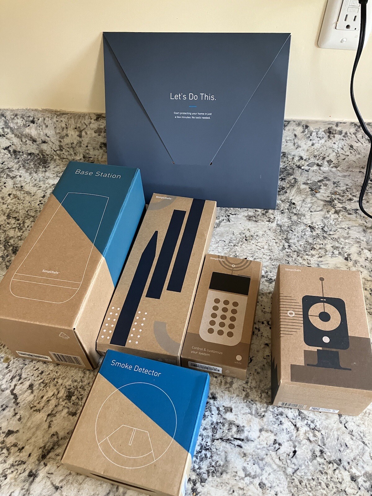 BRAND NEW – SimpliSafe 10pc Security System SSCS3 with Security Camera SSCM2