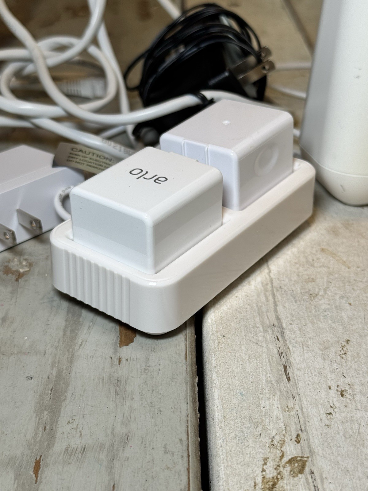 ARLO MODEL VMB4000 BASE STATION, ESSENTIAL SPOTLIGHT CAMERA, DUAL CHARGER, CORDS