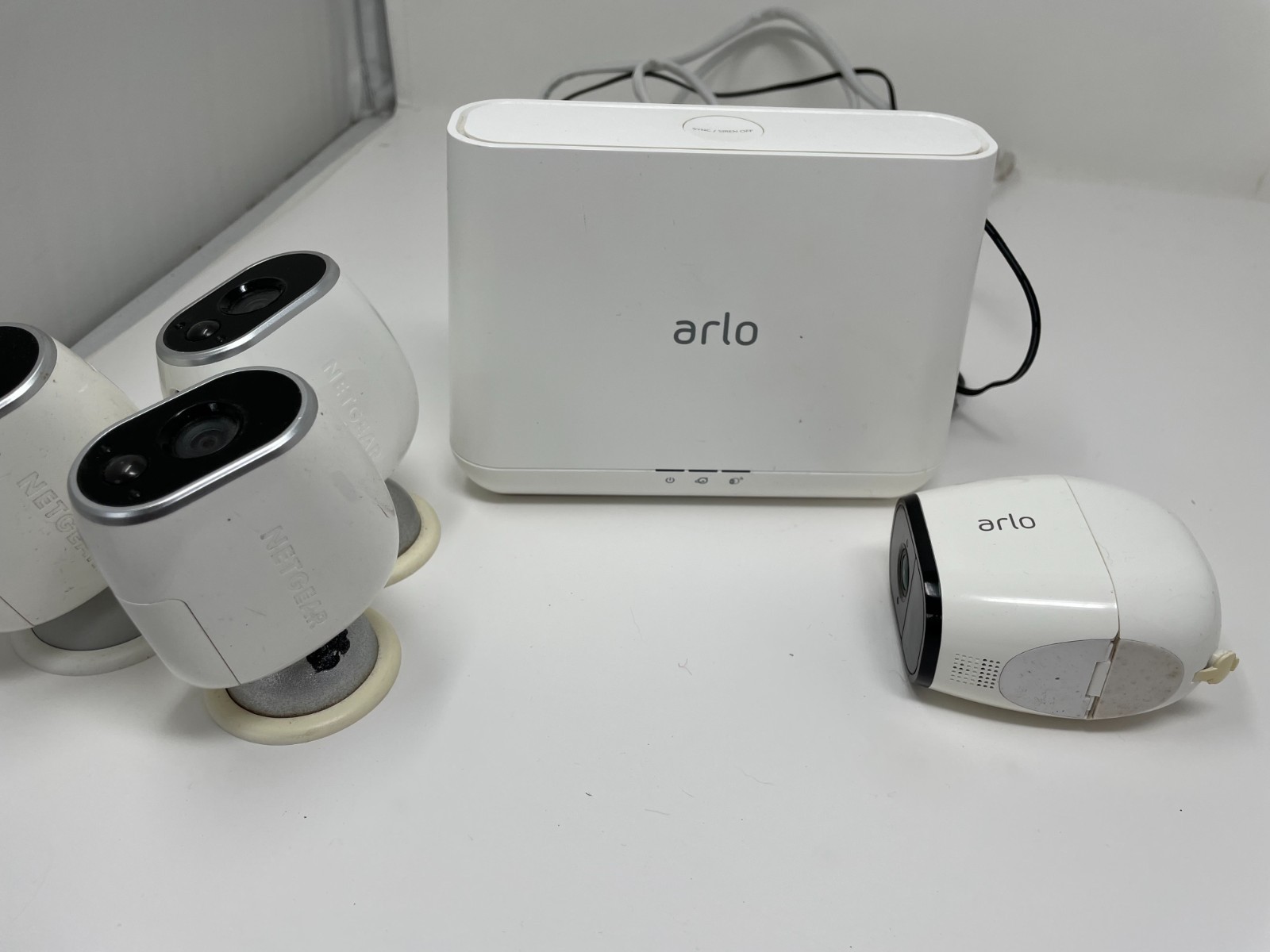 Netgear Arlo Base Station With 4 Cameras VMB4000 W/power Cord & Ethernet