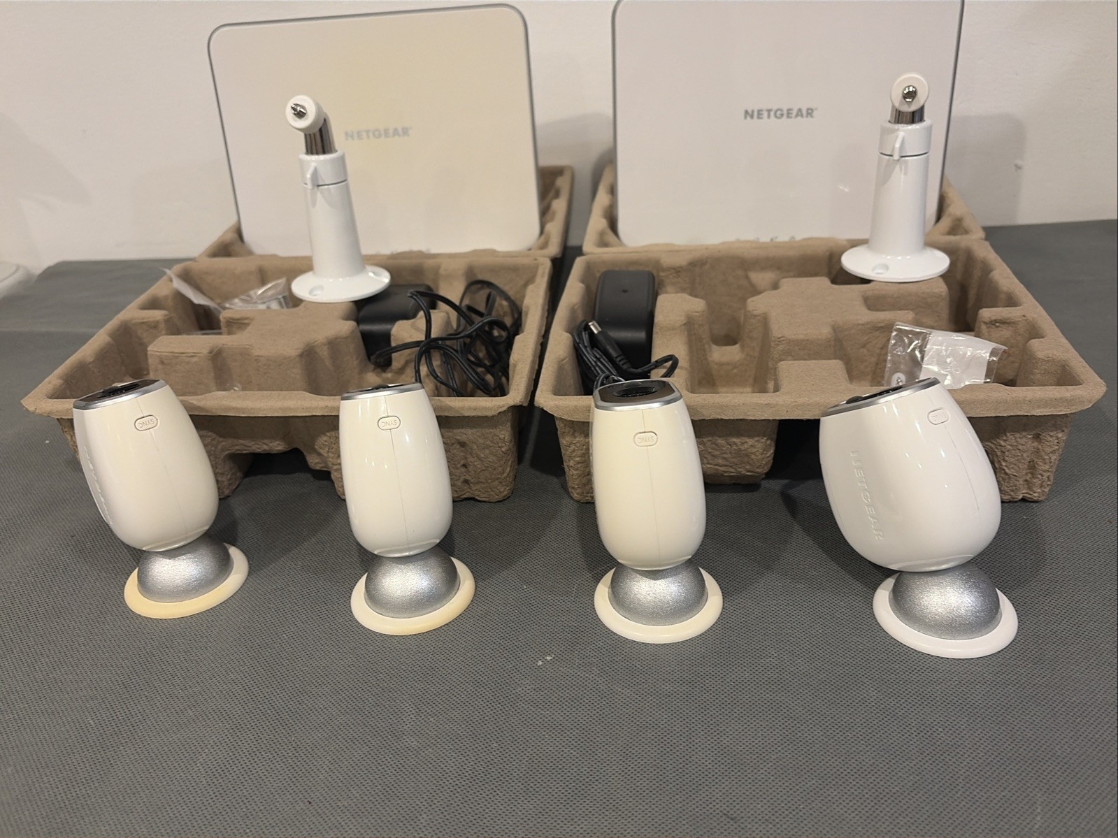 Arlo Netgear 2 Hub Cloud With Charger VMB3000 & VMC3030 4 Cameras