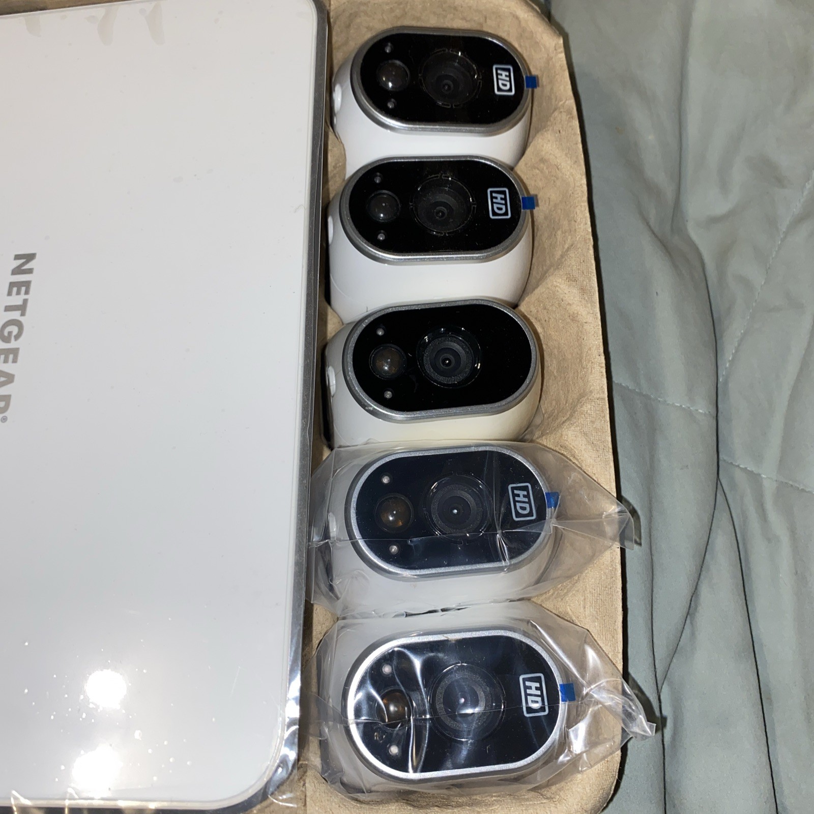 Arlo Wireless Home Security 5 Camera Kit VMS3530-100NAS – WHITE –