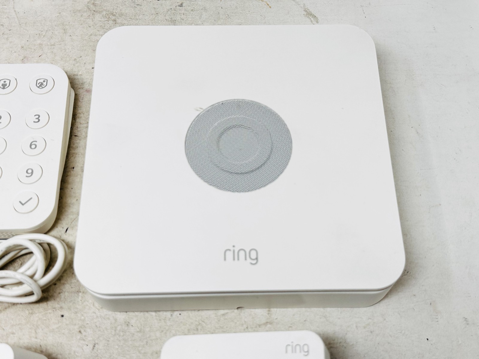 Ring Alarm Base Station US 4HB1U9-0EN0 w/ Keypad 5AT2S7 & Range Extender