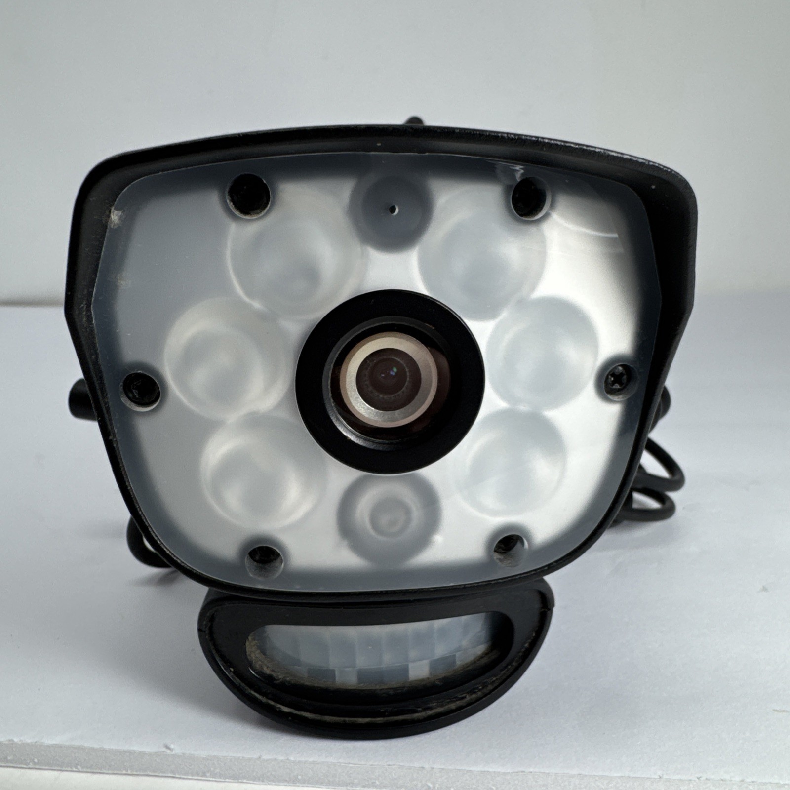 Uniden ULC58 Wireless LightCAM Security Camera Night Vision 1080 HD Surveillance