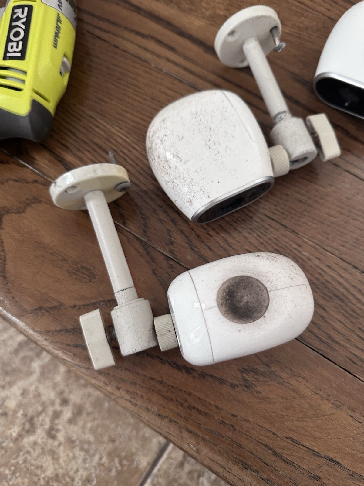 Arlo Netgear Hub Cloud VMC3030 3 Cameras With Brackets