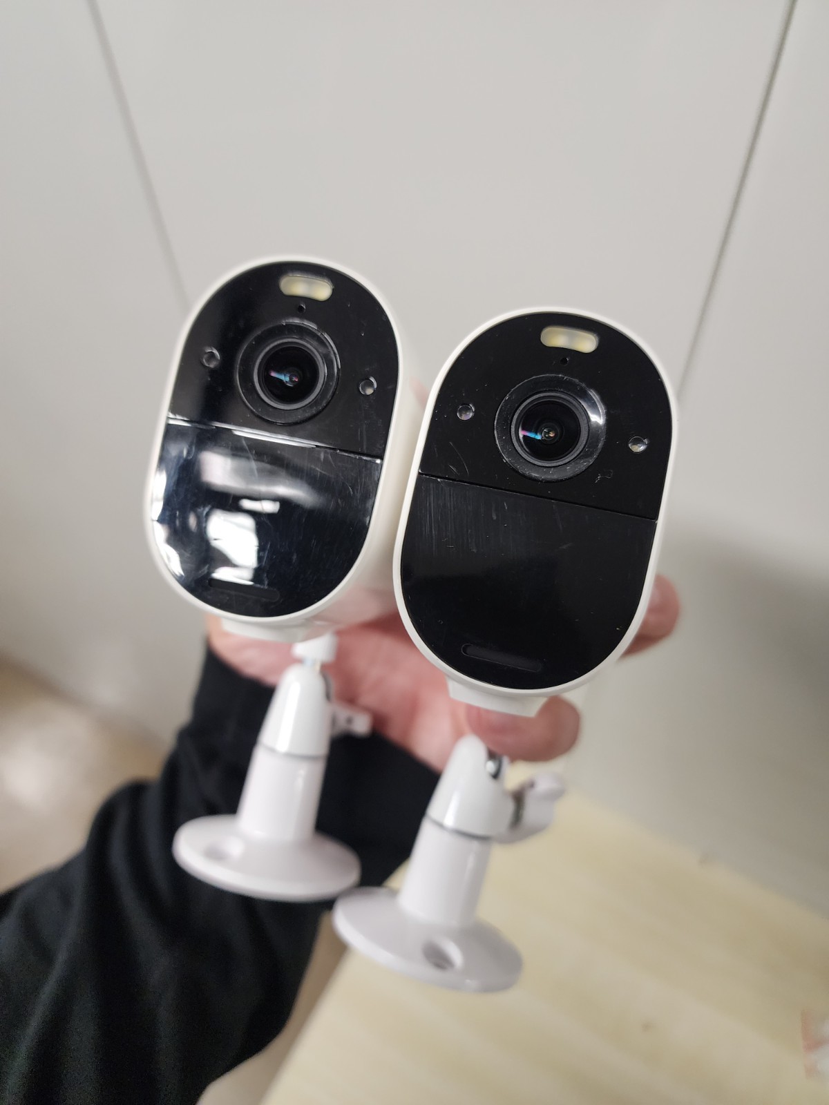 Lot of 2 Arlo Cameras W/ Stand | R-NZ, VMC2030 |