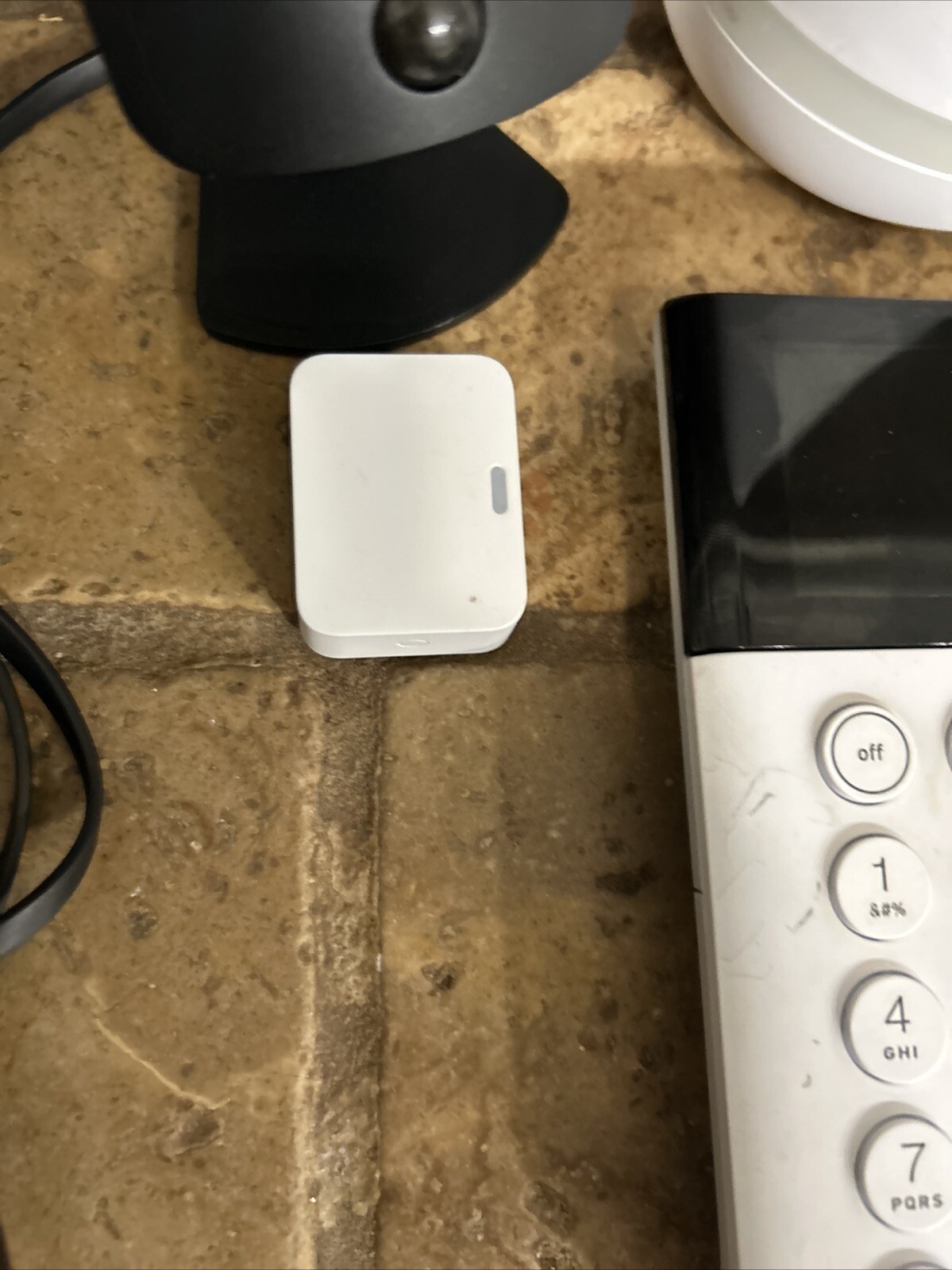 SimpliSafe Home Security System with HD Camera – White (5 Pieces) Preowned