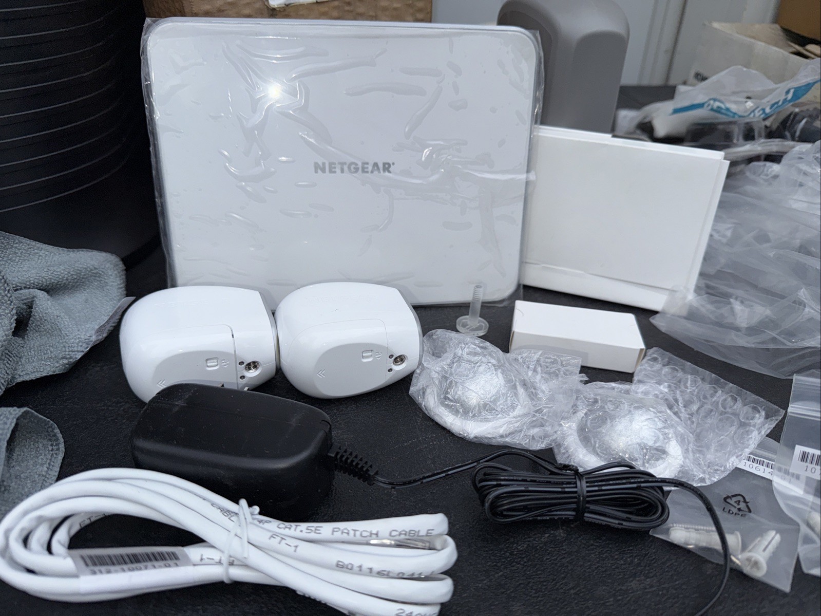 NETGEAR ARLO Base Station Wireless Wi-Fi VMB3000 Hub With 2 Cameras New batt