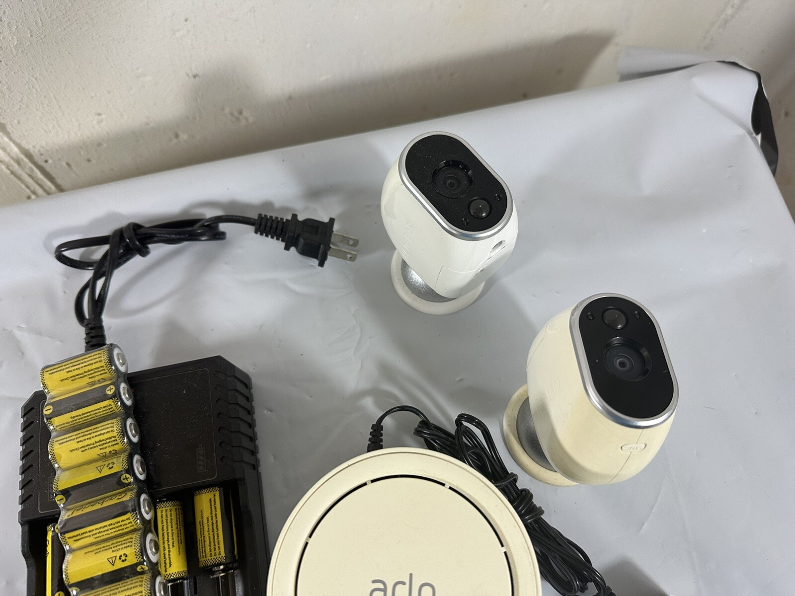 Netgear Arlo Camera HD Indoor/Outdoor Security System Pre Owned With Extras
