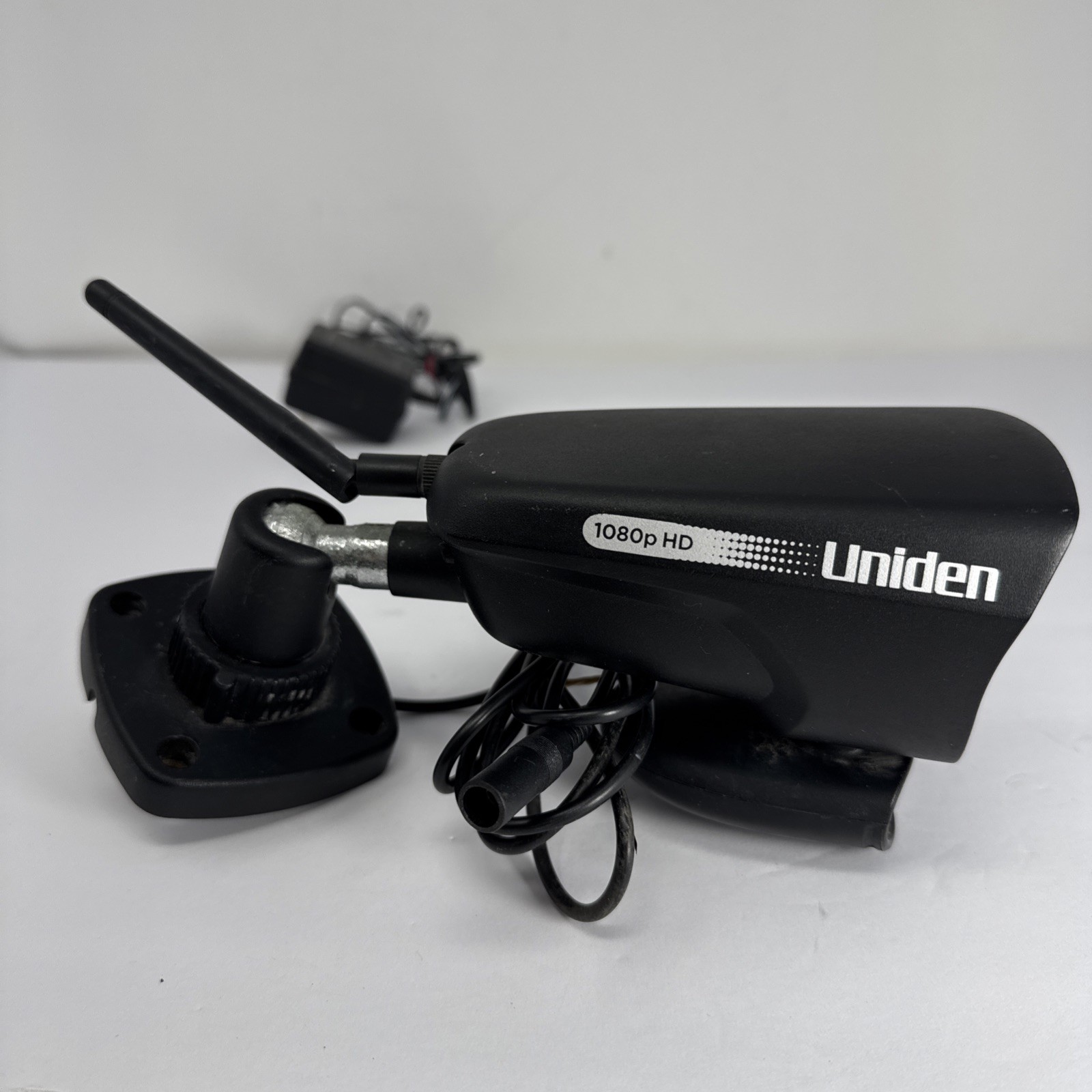 Uniden ULC58 Wireless LightCAM Security Camera Night Vision 1080 HD Surveillance