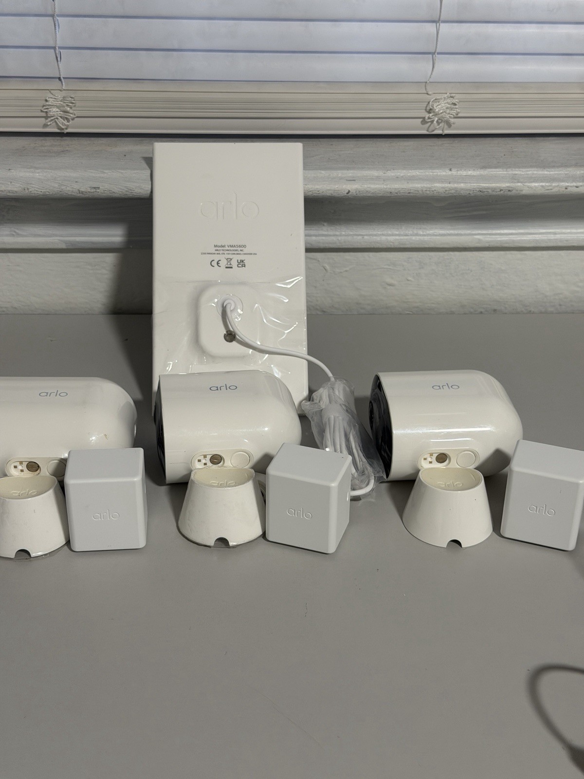 Open Box, Arlo Pro 4 3-Cam Kit with Bonus Solar Panel – White, 2K Used.