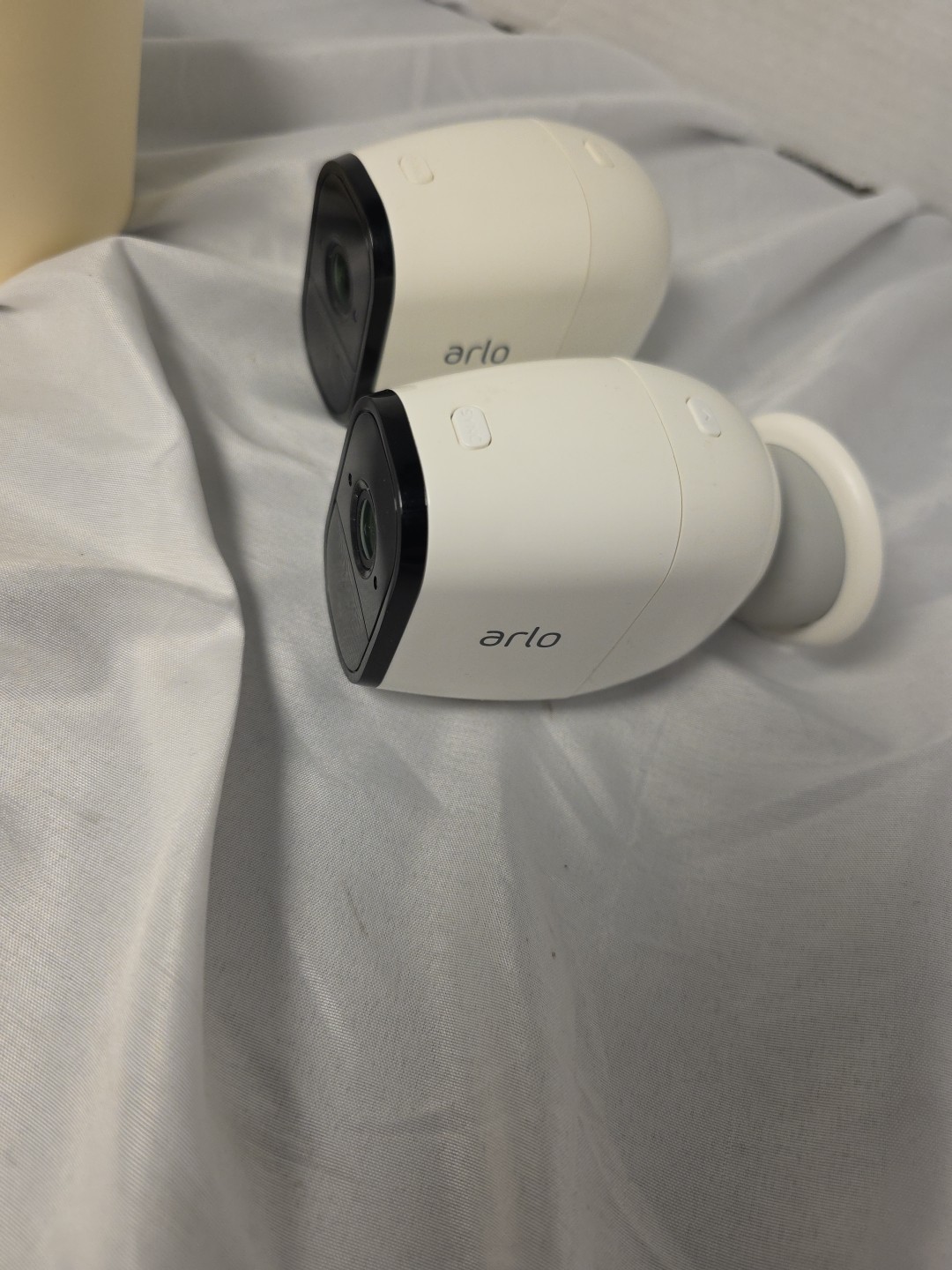 Arlo VMB3500 Base Station + 2 VMC3030 Cameras + 1 Magnetic Mounts